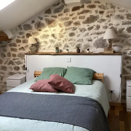 Maison Charmante A Saint-romain, Animaux Acceptes. *